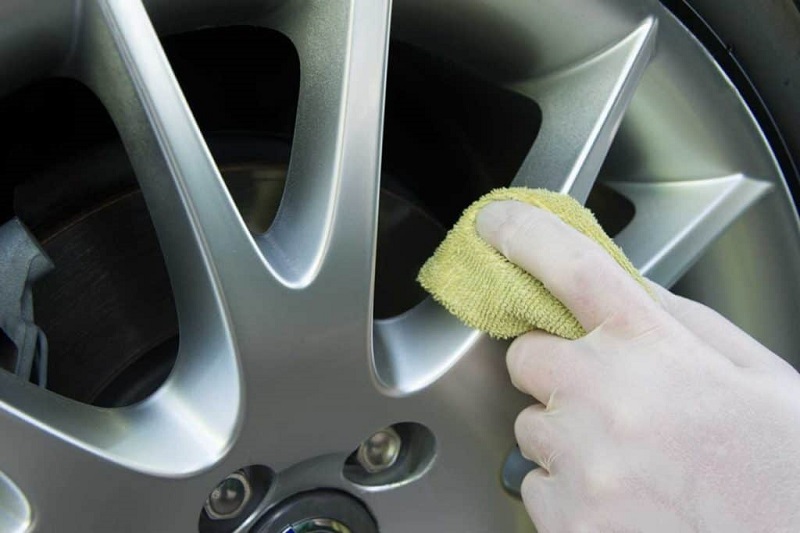 washing car rims detailing 1024x683 1