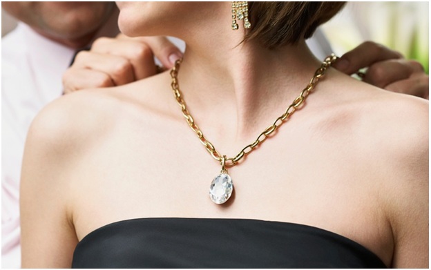 Top Liked Neck Jewelry Pieces That You Should Buy For Your Loved Ones