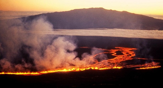 USGS alerts that the worlds largest volcano Mauna Loa could emit