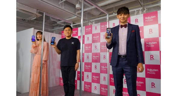 Rakuten Mobile holds a ceremony to launch iPhone series sales at the Roppongi store