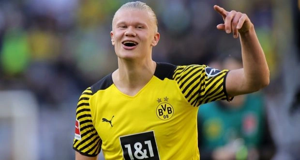 Manchester City agrees to sign a deal with Norwegian Erling Haaland from Borussia Dortmund .