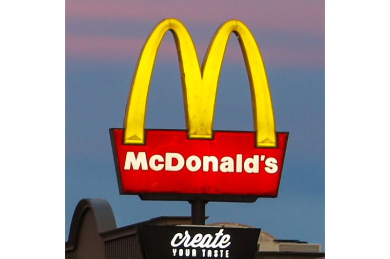 McDonalds Australia offers 1000 cash sign on bonuses in a bid to entice staff during the skills shortage