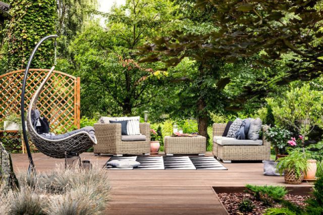 Summertime Landscaping Ideas to Add Glamour to Your Outdoor Space