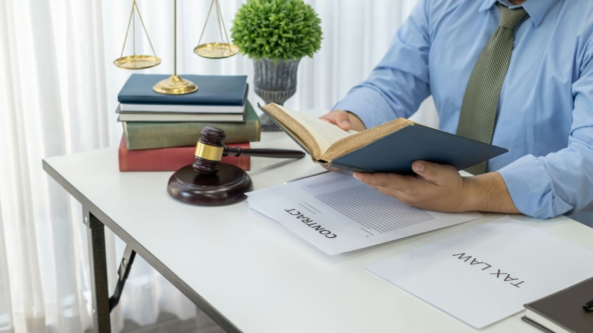 Studying Law During the Financial Crisis Challenges and Lessons Learned from Charles Douyon